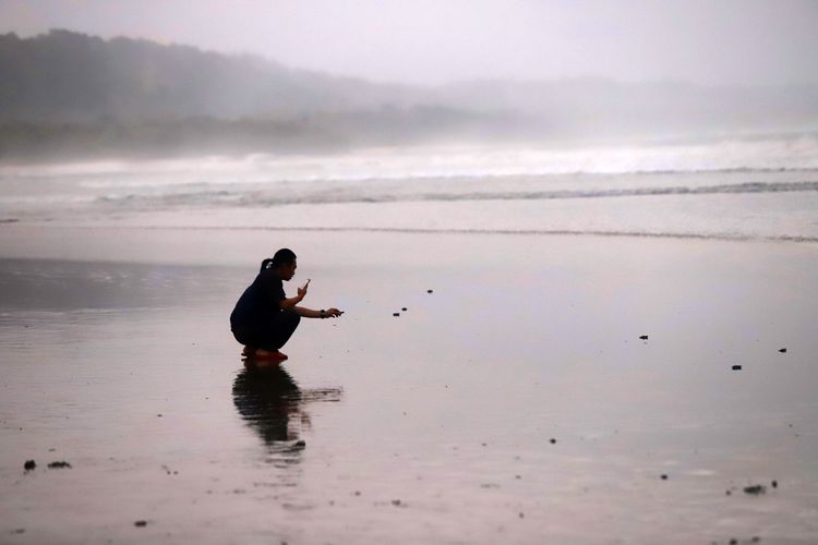 Santai dan Betah, 4 Zodiak Ini Suka di Pantai